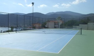 Κατασκευή και τοποθέτηση γηπέδου τένις, όπως και περίφραξη.